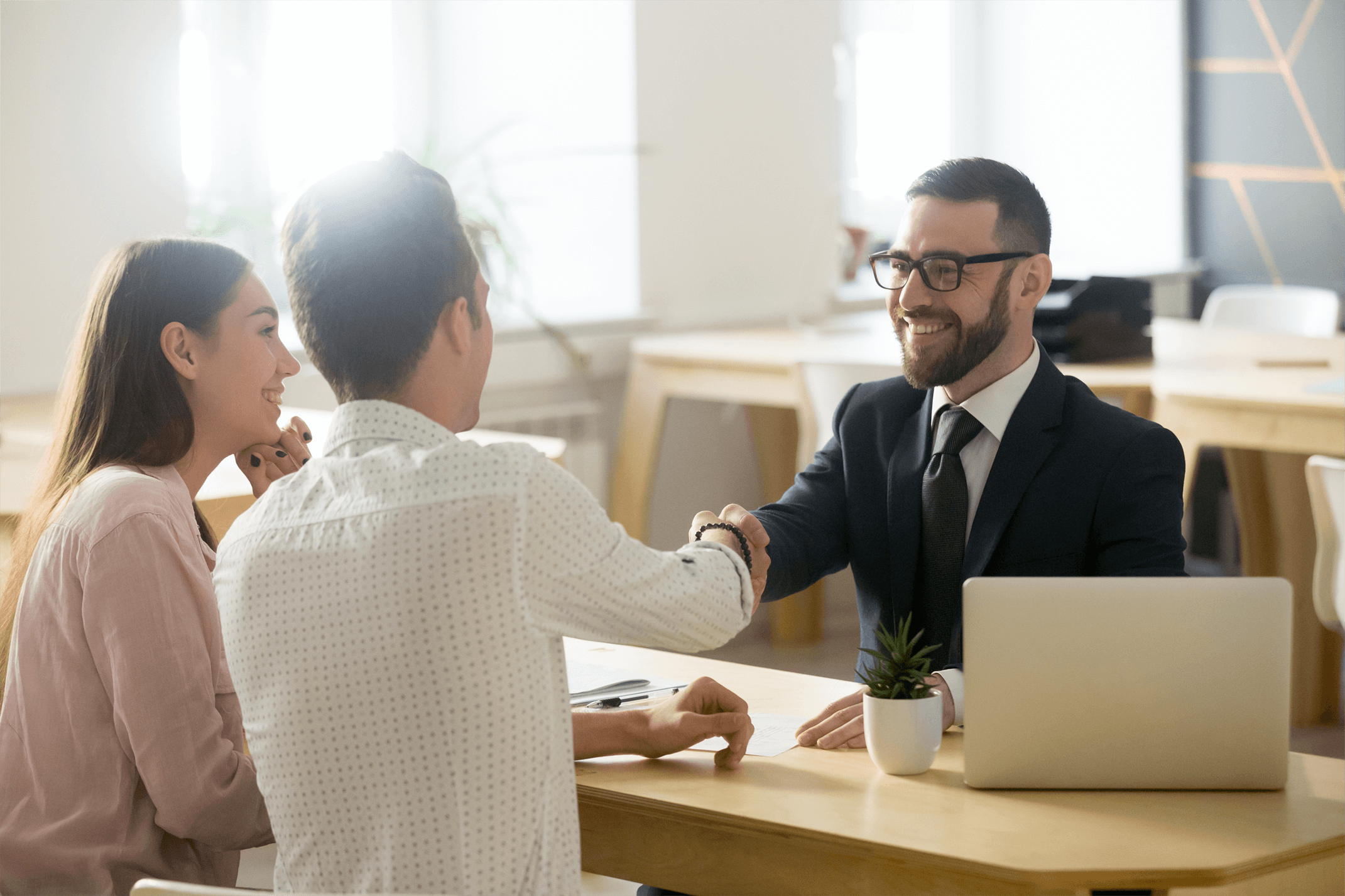 Personnes qui se serrent la main dans un milieu professionnel.
