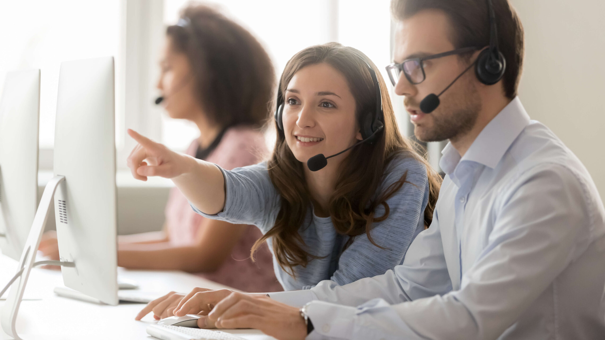 image de deux personnes avec un casque téléphonique - service client