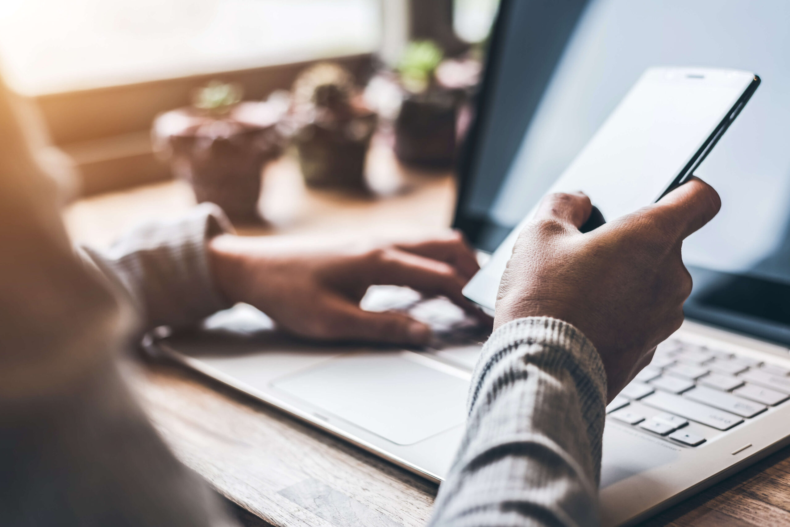 Badge de certification icone au dessus de mains et un clavier