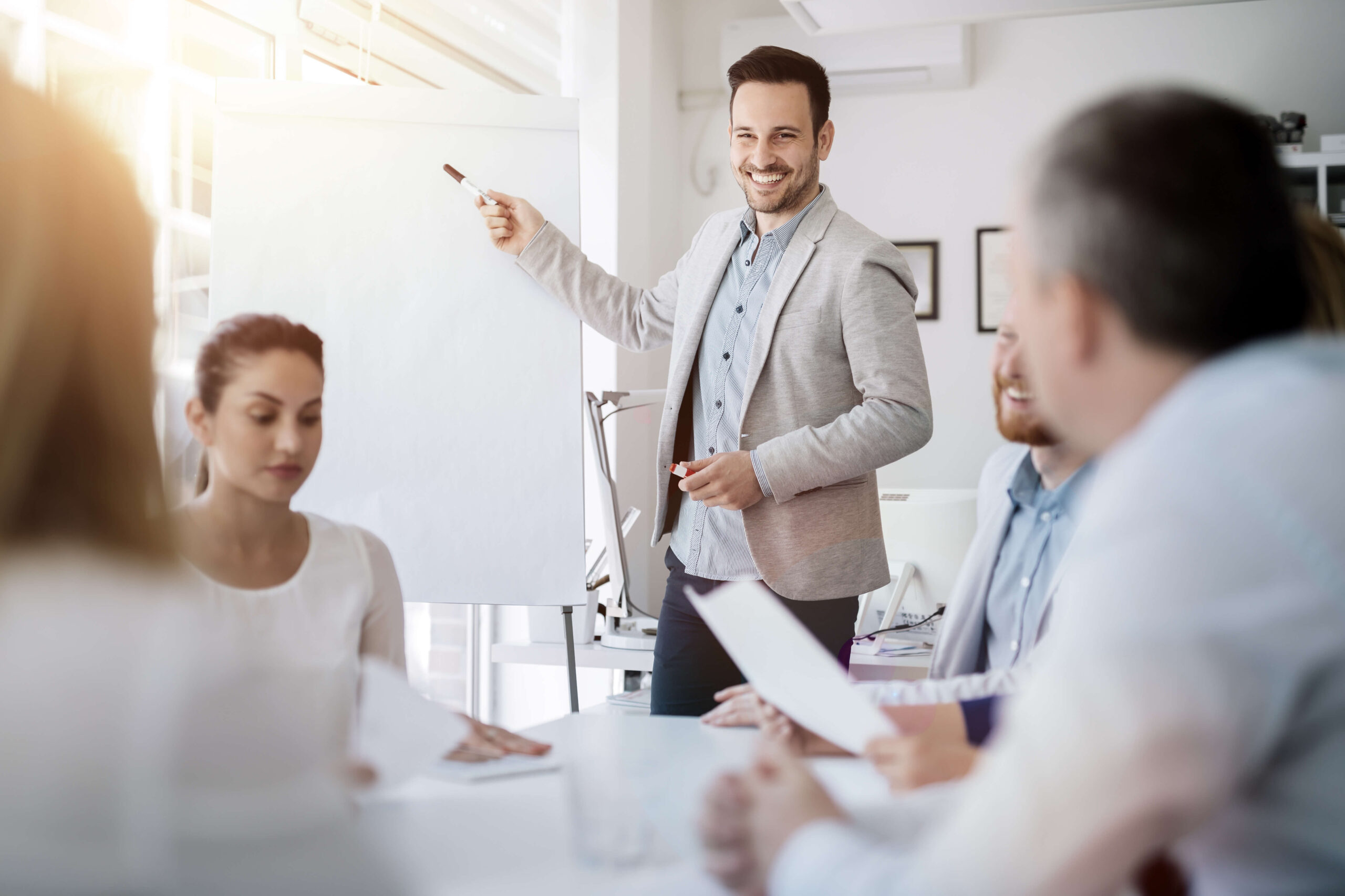 formateur souriant et élèves