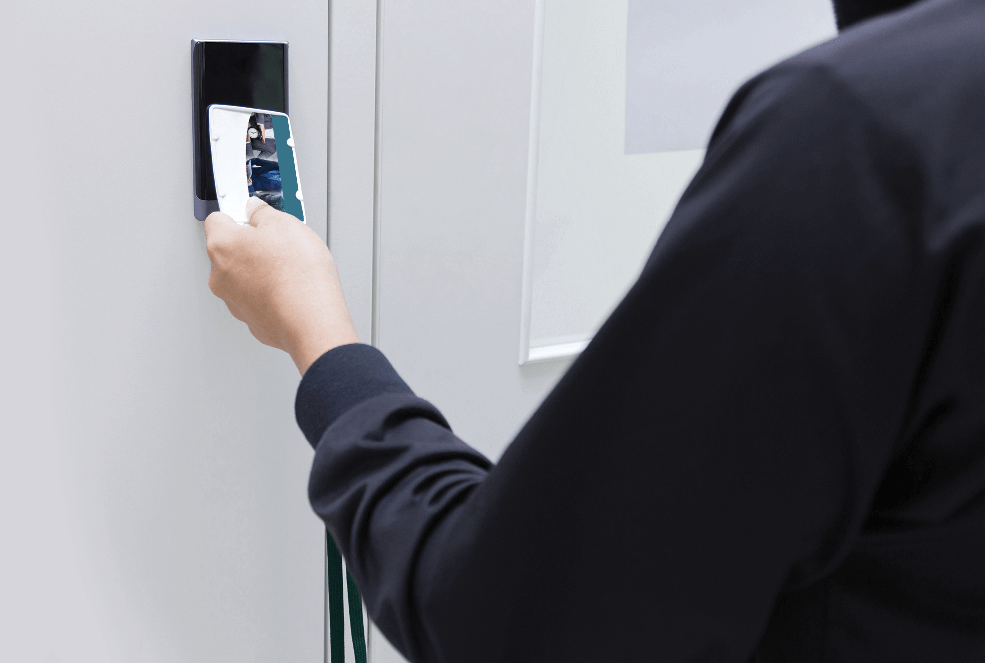 Personne approchant son badge d’une pointeuse électronique