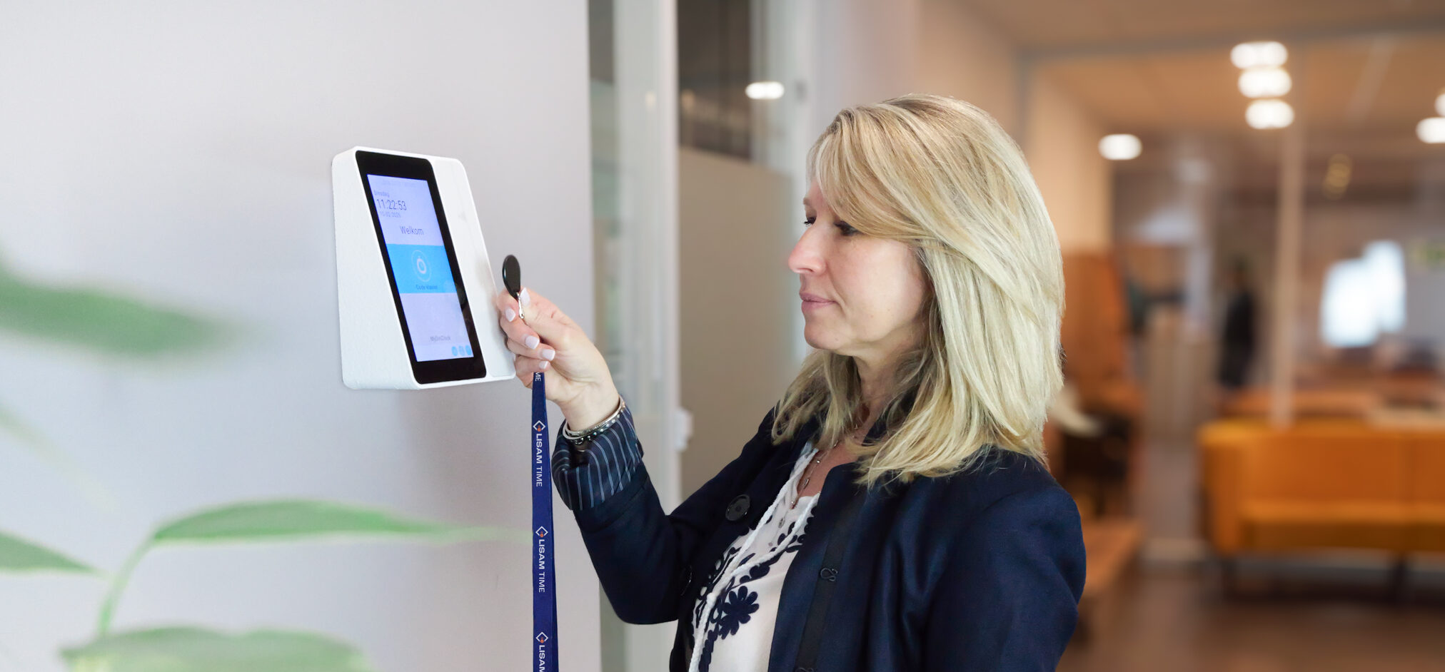 Femme qui badge une pointeuse