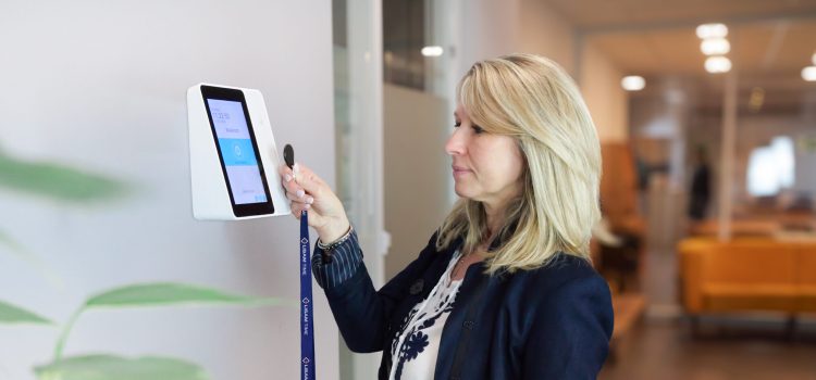 Femme qui badge une pointeuse